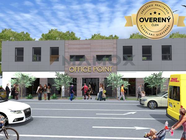 Obchodné priestory s ľuďmi na Novozámockej ulici v meste Nitra s autami na ceste.