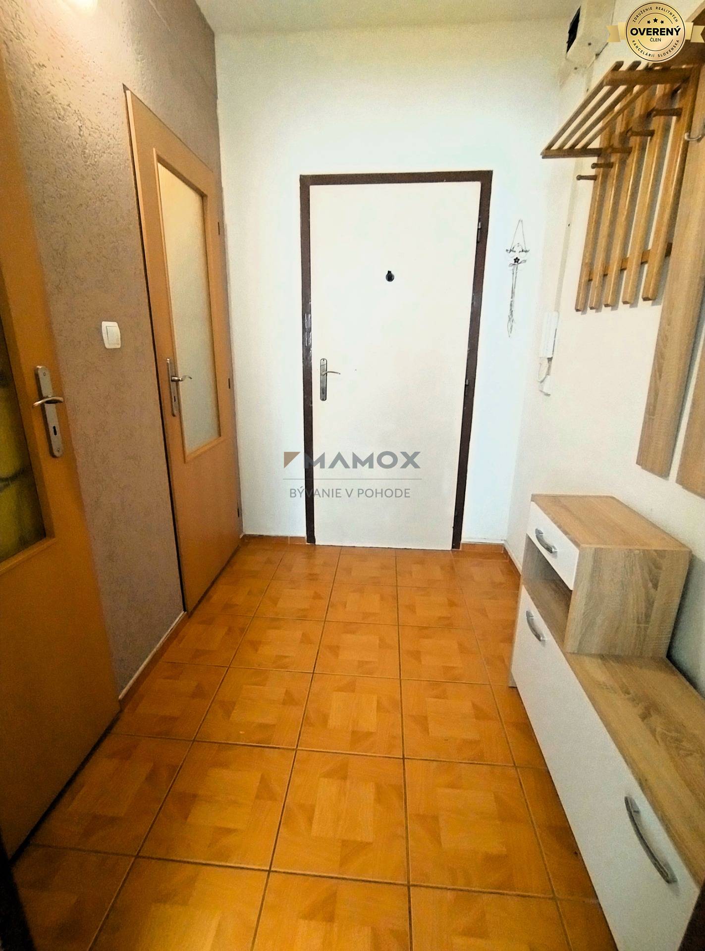 pohľad z kuchyne do predsiene