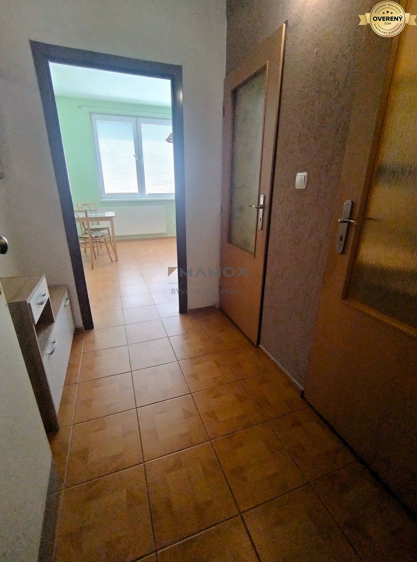 pohľad z predsiene do kuchyne