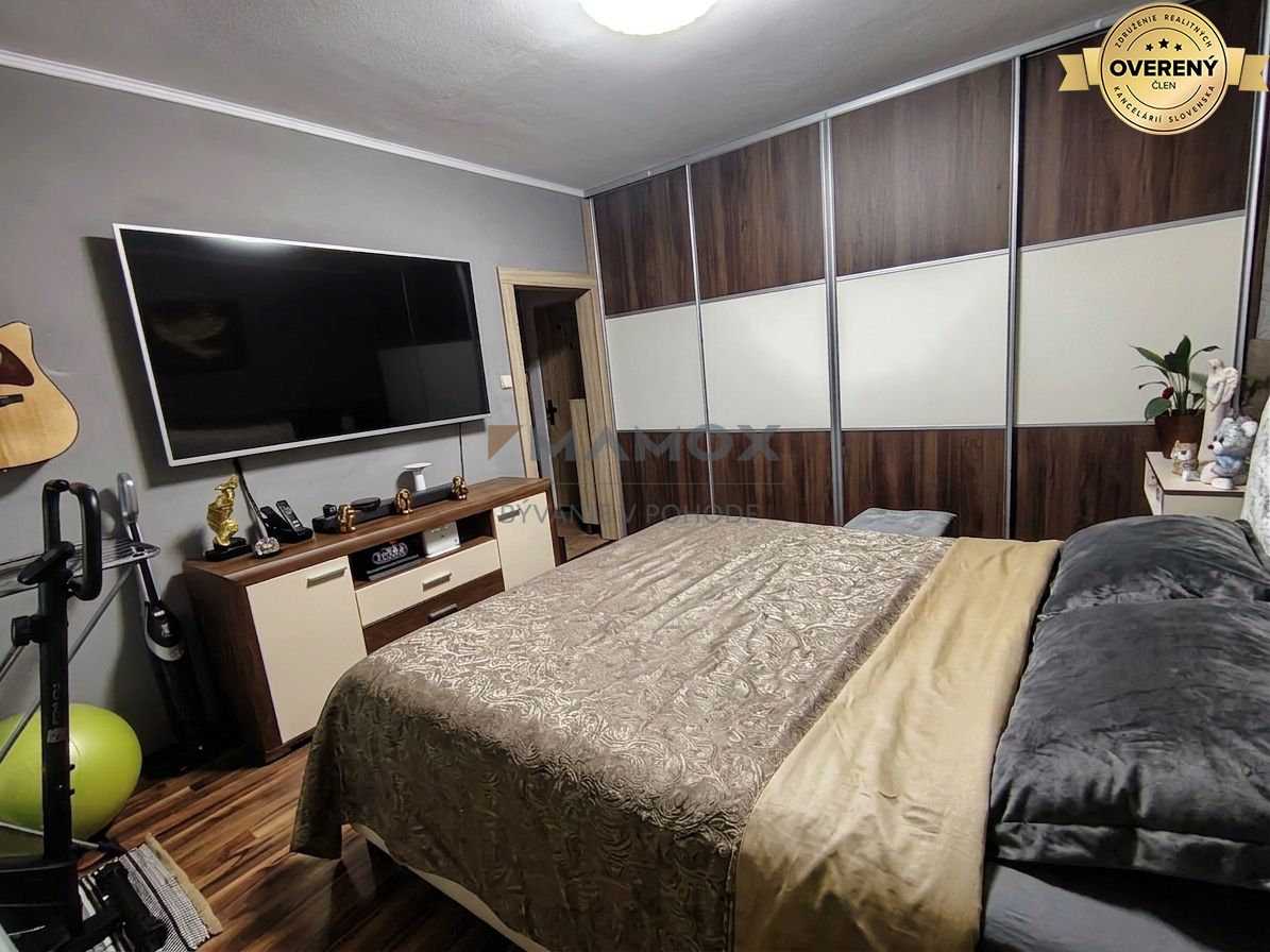 veľký úložný priestor v izbe