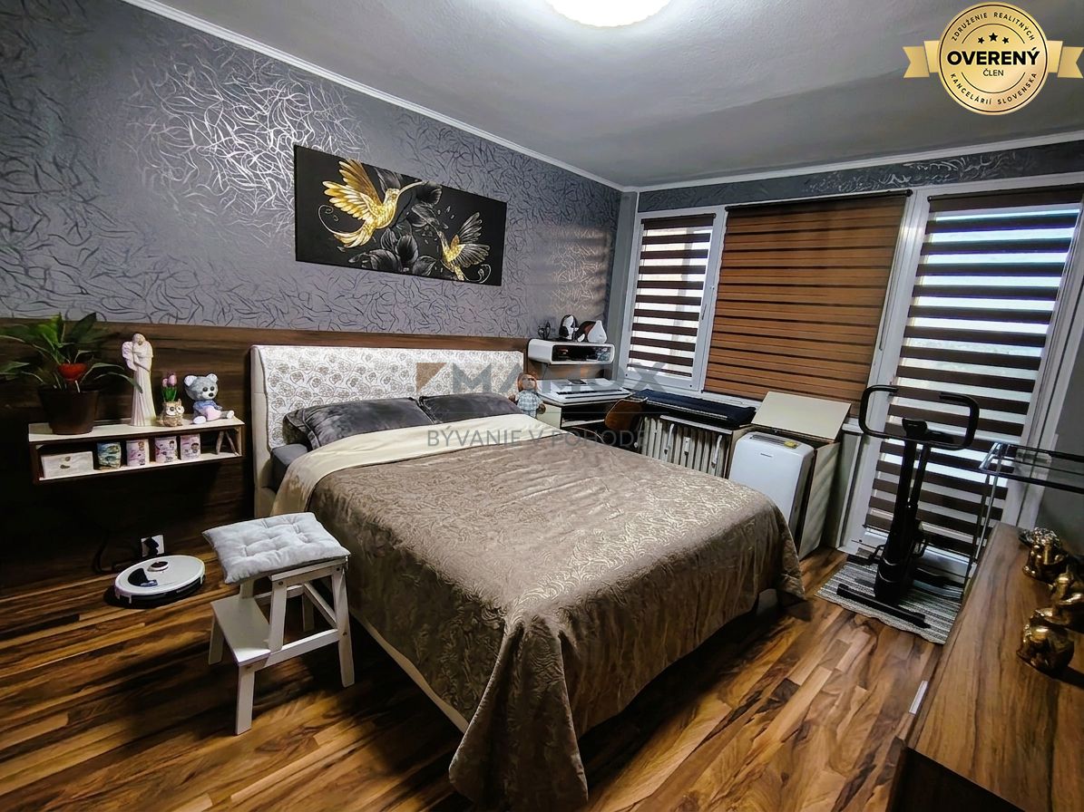 izba s klimatizáciou a výstupom na balkón