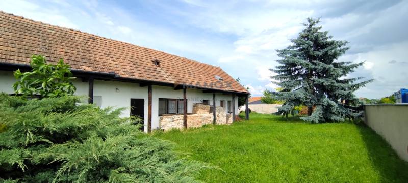 RD vidieckeho typu s veľkým pozemkom v Šuranoch, okr.NZ