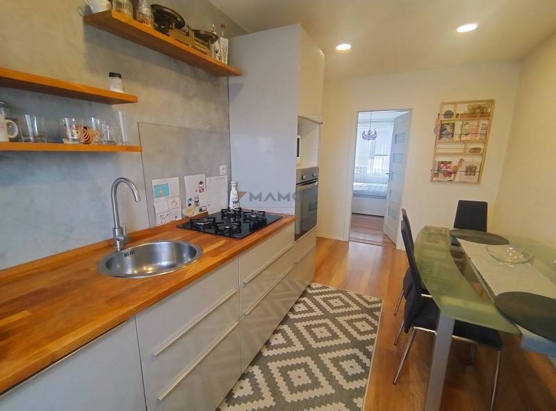 kuchynka s jedálenským sedením