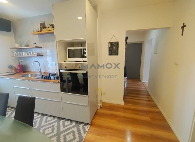 pohľad z kuchyne do predsiene